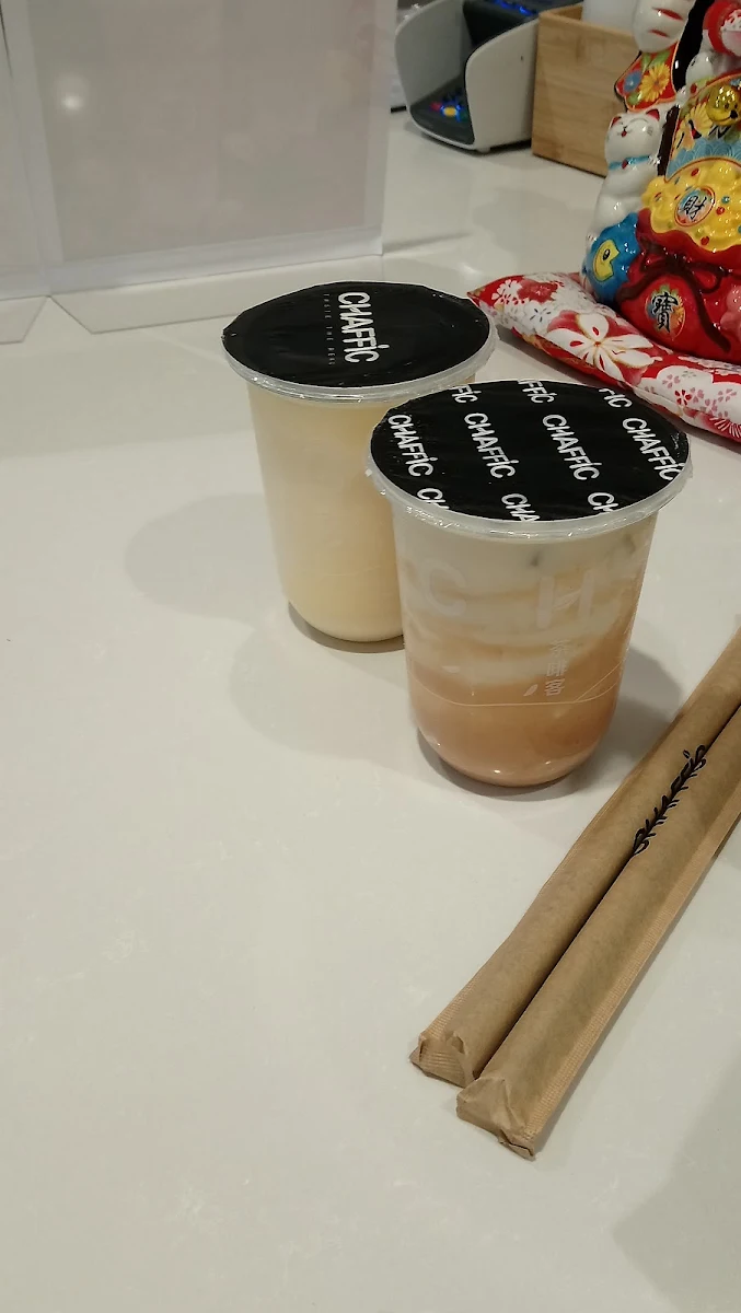 mango yoghurt 芒果酸奶 back fresh taro jasmine milk tea front 鮮芋奶綠茶